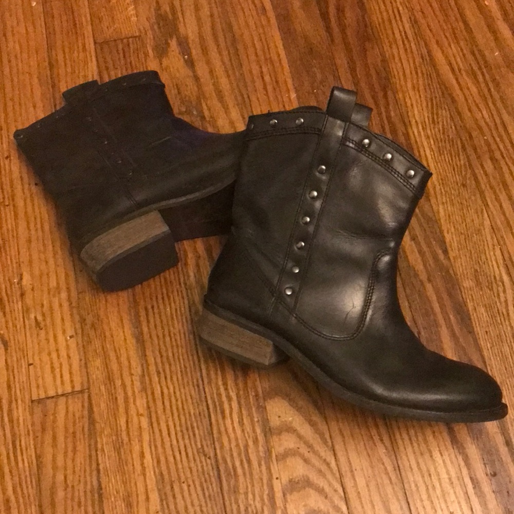 Dingo Booties Round Toe Black Leather Women’s Size 9M. Silver Studded Accents.